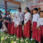 Wakil Ketua Yayasan Gerakan Solidaritas Nasional (GSN) Nanik Sudaryati Deyang, saat memberikan bantuan paket seragam sekolah kepada sejumlah murid Sekolah Dasar Negeri (SDN) Sukatani 4, Kecamatan Tapos, Kota Depok, Jumat (24/1/2025). Foto: Joesvicar Iqbal/ipol.id