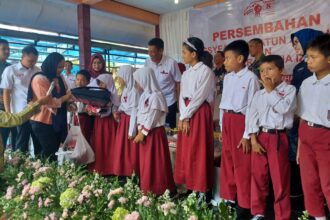 Wakil Ketua Yayasan Gerakan Solidaritas Nasional (GSN) Nanik Sudaryati Deyang, saat memberikan bantuan paket seragam sekolah kepada sejumlah murid Sekolah Dasar Negeri (SDN) Sukatani 4, Kecamatan Tapos, Kota Depok, Jumat (24/1/2025). Foto: Joesvicar Iqbal/ipol.id