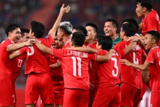 Para pemain Vietnam merayakan gelar ketiganya di Piala AFF berkat kemenangan atas Thailand di Stadion Rajamangala, Minggu (5/1). (ASEANutd)