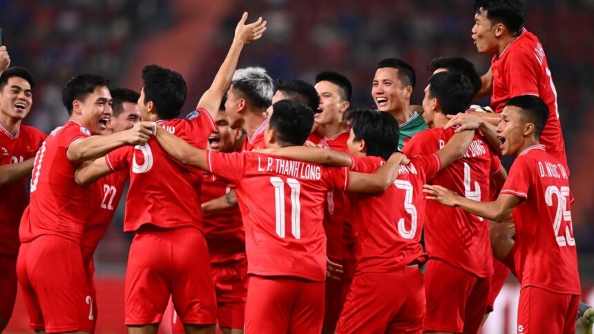 Para pemain Vietnam merayakan gelar ketiganya di Piala AFF berkat kemenangan atas Thailand di Stadion Rajamangala, Minggu (5/1). (ASEANutd)