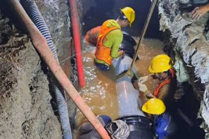 Petugas PAM Jaya saat melakukan pemasangan pipa. (foto istimewa)
