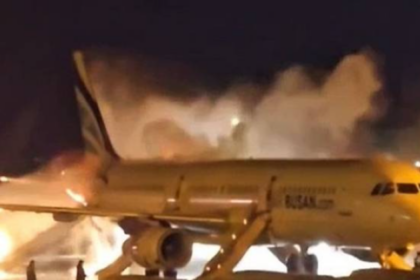Petugas pemadam kebakaran memadamkan api di pesawat Air Busan tujuan Hong Kong. Foto: X @fl360aero