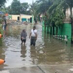 BPBD Jakarta Timur menyiapkan perahu karet di lokasi banjir di RT 04/RW 06, Kelurahan Cakung Barat, Kecamatan Cakung, Jakarta Timur, Rabu (29/1/2025). Foto: Joesvicar Iqbal/ipol.id