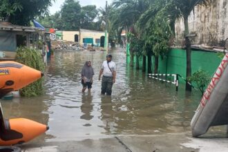 BPBD Jakarta Timur menyiapkan perahu karet di lokasi banjir di RT 04/RW 06, Kelurahan Cakung Barat, Kecamatan Cakung, Jakarta Timur, Rabu (29/1/2025). Foto: Joesvicar Iqbal/ipol.id