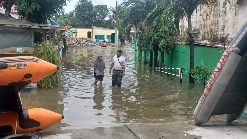 BPBD Jakarta Timur menyiapkan perahu karet di lokasi banjir di RT 04/RW 06, Kelurahan Cakung Barat, Kecamatan Cakung, Jakarta Timur, Rabu (29/1/2025). Foto: Joesvicar Iqbal/ipol.id