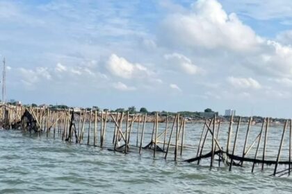 Pagar laut terbuat dari bambu ini membentang sejauh 30,16 Km di Kabupaten Tangerang Banten. Foto: Tangkap layar IG @lbj_jakarta