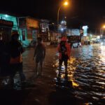 Kondisi banjir di wilayah Kabupaten Mamuju, Provinsi Sulawesi Barat, pada Minggu (26/1/2025) malam, petugas gabungan melakukan pengamanan dan terus memonitor. Foto: BPBD Kabupaten Mamuju