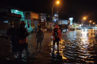 Kondisi banjir di wilayah Kabupaten Mamuju, Provinsi Sulawesi Barat, pada Minggu (26/1/2025) malam, petugas gabungan melakukan pengamanan dan terus memonitor. Foto: BPBD Kabupaten Mamuju