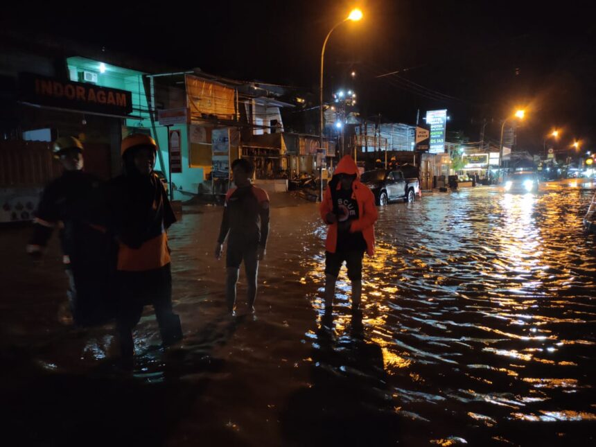 Kondisi banjir di wilayah Kabupaten Mamuju, Provinsi Sulawesi Barat, pada Minggu (26/1/2025) malam, petugas gabungan melakukan pengamanan dan terus memonitor. Foto: BPBD Kabupaten Mamuju