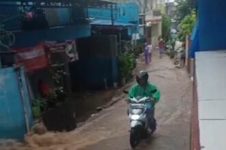 Kali Baru yang meluap hingga merendam permukiman warga di kawasan Hek, Kelurahan Tengah, Kecamatan Kramat Jati, Jakarta Timur, pada Kamis (9/1/2025). Aktivitas warga sekitar menjadi terganggu. Foto: Ist