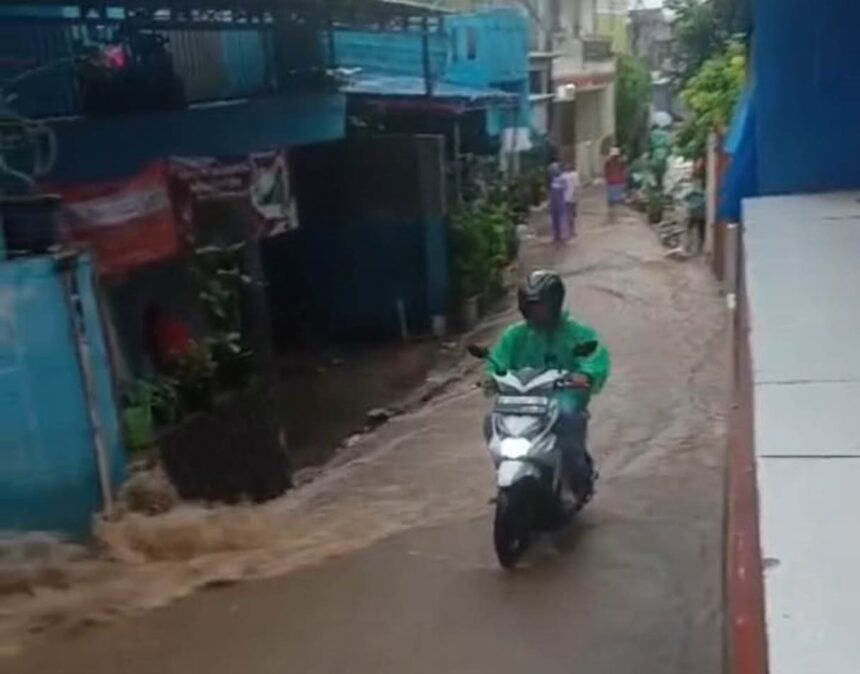 Kali Baru yang meluap hingga merendam permukiman warga di kawasan Hek, Kelurahan Tengah, Kecamatan Kramat Jati, Jakarta Timur, pada Kamis (9/1/2025). Aktivitas warga sekitar menjadi terganggu. Foto: Ist