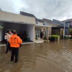 BPBD Kabupaten Jember melakukan kaji cepat dan monitoring ke permukiman warga terdampak banjir di Kabupaten Jember, Jawa Timur, Minggu (19/1/2025). Foto: BPBD Kabupaten Jember