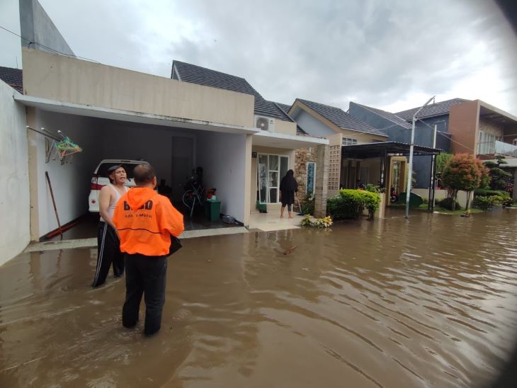 BPBD Kabupaten Jember melakukan kaji cepat dan monitoring ke permukiman warga terdampak banjir di Kabupaten Jember, Jawa Timur, Minggu (19/1/2025). Foto: BPBD Kabupaten Jember