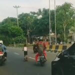 Terekam video anak laki-laki asyik bermain skuter di tengah Jalan Dr Sumarno, Kelurahan Penggilingan, Kecamatan Cakung, Jakarta Timur, hingga viral di media sosial, Senin (13/1/2025). Foto: Ist