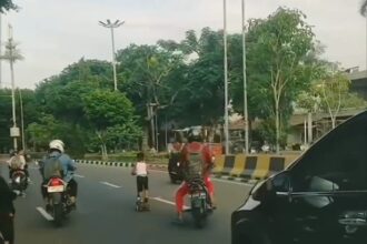 Terekam video anak laki-laki asyik bermain skuter di tengah Jalan Dr Sumarno, Kelurahan Penggilingan, Kecamatan Cakung, Jakarta Timur, hingga viral di media sosial, Senin (13/1/2025). Foto: Ist