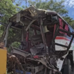 Bangkai bus yang mengalami di Tol Cipularang arah Bandung di KM 97+200 pada Minggu, (5/1/2025) pukul 09.11 WIB. Foto: Polri