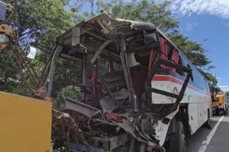 Bangkai bus yang mengalami di Tol Cipularang arah Bandung di KM 97+200 pada Minggu, (5/1/2025) pukul 09.11 WIB. Foto: Polri