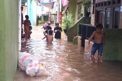 Kondisi banjir di permukiman warga di kawasan Kebon Pala, Kampung Melayu, Jatinegara, Jakarta Timur, melanda sejak Rabu (29/1/2025) dan Kamis (30/1) atau dua hari berturut-turut terendam dengan ketinggian air sekitar 1 meter. Foto: Ist