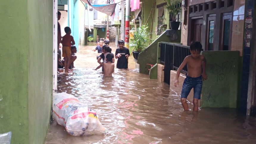 Kondisi banjir di permukiman warga di kawasan Kebon Pala, Kampung Melayu, Jatinegara, Jakarta Timur, melanda sejak Rabu (29/1/2025) dan Kamis (30/1) atau dua hari berturut-turut terendam dengan ketinggian air sekitar 1 meter. Foto: Ist