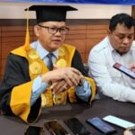 Ketua STIT At Taqwa dan STIT Muhammad Mardiyana H. Ii Somantri didampingi Dr Isop Syafe'i memberikan keterangan bantahan isu menerima mahasiswa belum lulus SMA kepada awak media usai sidang senat terbuka dalam rangka Wisuda Program Sarjana di hotel di Jatinangor, Kabupaten Sumedang, Jawa Barat, Rabu (22/1/2025). Foto: Ist