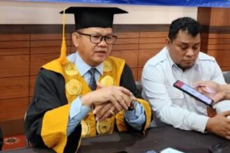 Ketua STIT At Taqwa dan STIT Muhammad Mardiyana H. Ii Somantri didampingi Dr Isop Syafe'i memberikan keterangan bantahan isu menerima mahasiswa belum lulus SMA kepada awak media usai sidang senat terbuka dalam rangka Wisuda Program Sarjana di hotel di Jatinangor, Kabupaten Sumedang, Jawa Barat, Rabu (22/1/2025). Foto: Ist