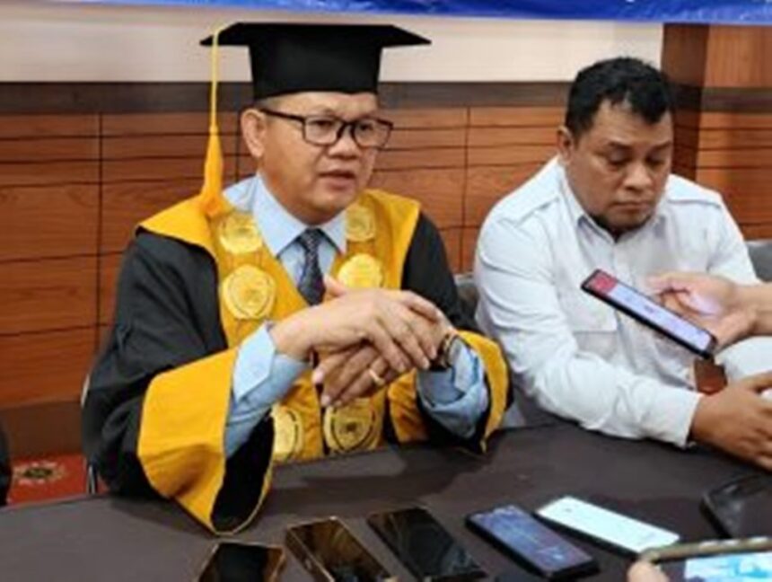 Ketua STIT At Taqwa dan STIT Muhammad Mardiyana H. Ii Somantri didampingi Dr Isop Syafe'i memberikan keterangan bantahan isu menerima mahasiswa belum lulus SMA kepada awak media usai sidang senat terbuka dalam rangka Wisuda Program Sarjana di hotel di Jatinangor, Kabupaten Sumedang, Jawa Barat, Rabu (22/1/2025). Foto: Ist