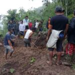 Proses evakuasi warga tertimbun longsor di Kabupaten Bener Meriah, Aceh, dilakukan dengan alat sederhana hingga Jumat (10/1/2025) hari ini. Upaya pencarian masih dilanjutkan. Foto: BPBD Bener Meriah