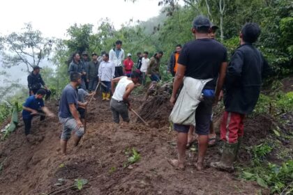 Proses evakuasi warga tertimbun longsor di Kabupaten Bener Meriah, Aceh, dilakukan dengan alat sederhana hingga Jumat (10/1/2025) hari ini. Upaya pencarian masih dilanjutkan. Foto: BPBD Bener Meriah