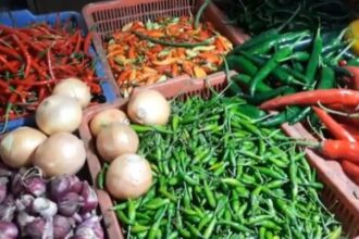 Kenaikan harga cabai rawit merah terjadi bersamaan melonjaknya bahan pangan telur ayam, bawang merah, dan bawang putih saat ini dikeluhkan pembeli, Kamis (9/1/2025). Foto: Dok/ipol.id