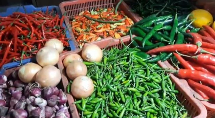 Kenaikan harga cabai rawit merah terjadi bersamaan melonjaknya bahan pangan telur ayam, bawang merah, dan bawang putih saat ini dikeluhkan pembeli, Kamis (9/1/2025). Foto: Dok/ipol.id