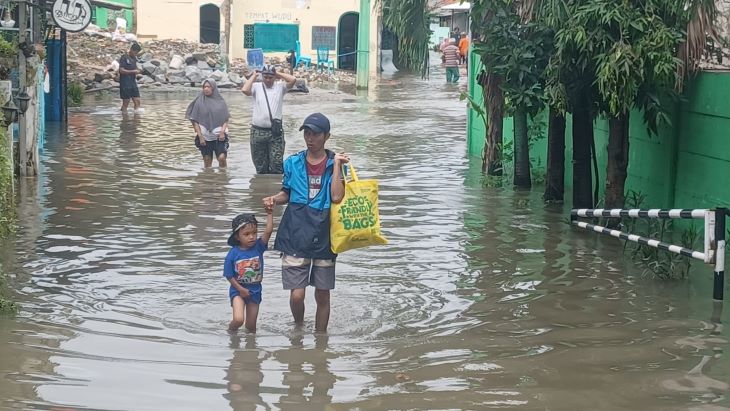 Kondisi banjir yang masih belum surut di RT 04/RW 06, Kelurahan Cakung Barat, Kecamatan Cakung, Jakarta Timur, pada Rabu (29/1/2025). Foto: Joesvicar Iqbal/ipol.id