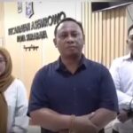 Camat Asemrowo, Muhammad Khusnul Amin memberikan klarifikasi terkait insiden penggerebekan di ruang kerjanya yang melibatkan seorang perempuan. Foto: Tangkapan layar video viral