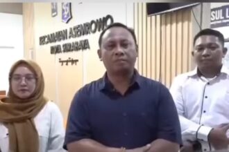 Camat Asemrowo, Muhammad Khusnul Amin memberikan klarifikasi terkait insiden penggerebekan di ruang kerjanya yang melibatkan seorang perempuan. Foto: Tangkapan layar video viral