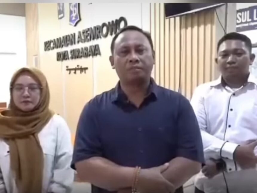 Camat Asemrowo, Muhammad Khusnul Amin memberikan klarifikasi terkait insiden penggerebekan di ruang kerjanya yang melibatkan seorang perempuan. Foto: Tangkapan layar video viral