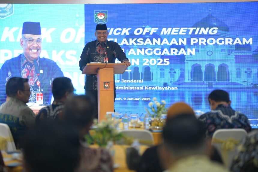 Direktur Jenderal Bina Administrasi Kewilayahan yang juga Penjabat Gubernur Aceh, Safrizal ZA dan jajaran dalam Kick-Off Meeting Pelaksanaan Program dan Anggaran Tahun 2025 di Banda Aceh, pada Kamis (9/1/2025). Foto: Ist