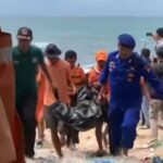 Petugas mengevakuasi siswa yang tenggelam di Pantai Drini Gunungkidul DIY. Foto: Tangkapan layar Instagram @gungkidul