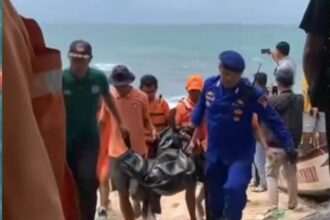 Petugas mengevakuasi siswa yang tenggelam di Pantai Drini Gunungkidul DIY. Foto: Tangkapan layar Instagram @gungkidul