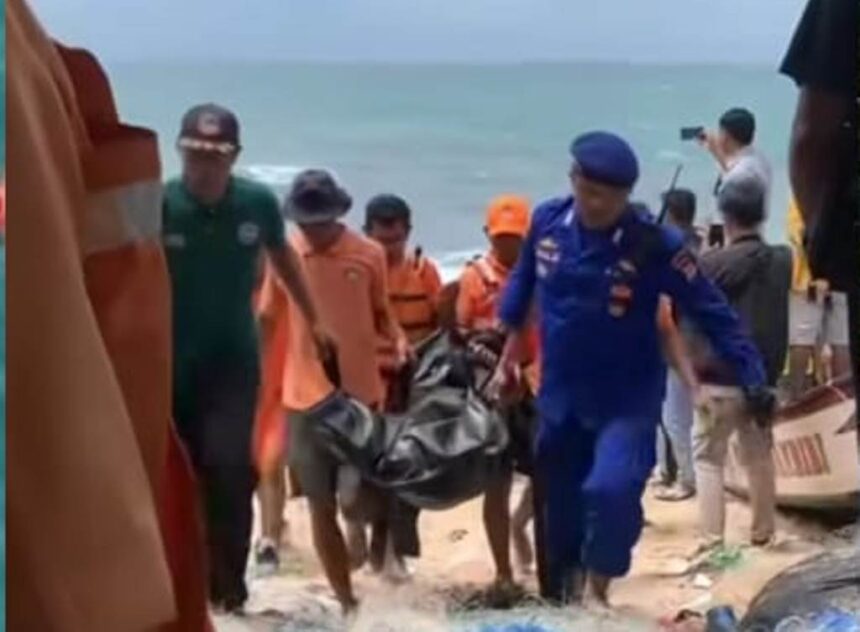 Petugas mengevakuasi siswa yang tenggelam di Pantai Drini Gunungkidul DIY. Foto: Tangkapan layar Instagram @gungkidul