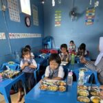 Sejumlah murid sekolah menikmati Makan Bergizi Gratis (MBG) diberikan Satuan Pelayanan Pemenuhan Gizi (SPPG) di Kecamatan Ciracas, Jakarta Timur, Senin (13/1/2025). Foto: Ist