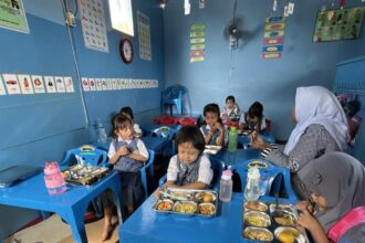 Sejumlah murid sekolah menikmati Makan Bergizi Gratis (MBG) diberikan Satuan Pelayanan Pemenuhan Gizi (SPPG) di Kecamatan Ciracas, Jakarta Timur, Senin (13/1/2025). Foto: Ist