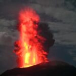 Kondisi lontaran lava pijar saat erupsi Gunungapi Ibu di Kabupaten Halmahera Barat, Maluku Utara, Sabtu (11/1/2025). Foto: Badan Geologi