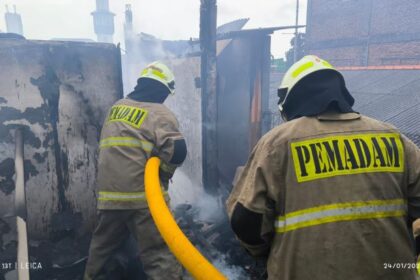 Sejumlah petugas Damkar berjibaku memadamkan api pada rumah tinggal dua lantai milik Rohmah di Jalan Kandang Sapi, Gang Hamzah, RT 11/06, Kelurahan Cakung Timur, Kecamatan Cakung, Jakarta Timur, pada Jumat (24/1/2025). Foto: Ist