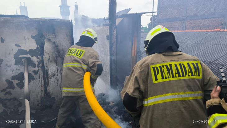 Sejumlah petugas Damkar berjibaku memadamkan api pada rumah tinggal dua lantai milik Rohmah di Jalan Kandang Sapi, Gang Hamzah, RT 11/06, Kelurahan Cakung Timur, Kecamatan Cakung, Jakarta Timur, pada Jumat (24/1/2025). Foto: Ist