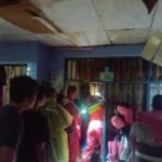 Suasana petugas Damkar mengevakuasi 4 penghuni yang terjebak di rumah dua lantai di Jalan Bunga Rampai, Malaka Jaya, Duren Sawit, Jakarta Timur, yang ambruk, Selasa (28/1/2025) malam. Foto: Ist