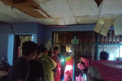 Suasana petugas Damkar mengevakuasi 4 penghuni yang terjebak di rumah dua lantai di Jalan Bunga Rampai, Malaka Jaya, Duren Sawit, Jakarta Timur, yang ambruk, Selasa (28/1/2025) malam. Foto: Ist
