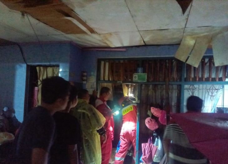 Suasana petugas Damkar mengevakuasi 4 penghuni yang terjebak di rumah dua lantai di Jalan Bunga Rampai, Malaka Jaya, Duren Sawit, Jakarta Timur, yang ambruk, Selasa (28/1/2025) malam. Foto: Ist