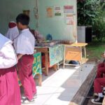 murid di SDN 01 dan SDN 02 Susukan, Kecamatan Ciracas, Jakarta Timur, saat jajan makanan dan minuman pada jam istirahat di kantin sekolah, pada Selasa (7/1/2025). Foto: Ist