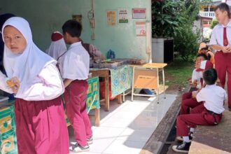 murid di SDN 01 dan SDN 02 Susukan, Kecamatan Ciracas, Jakarta Timur, saat jajan makanan dan minuman pada jam istirahat di kantin sekolah, pada Selasa (7/1/2025). Foto: Ist