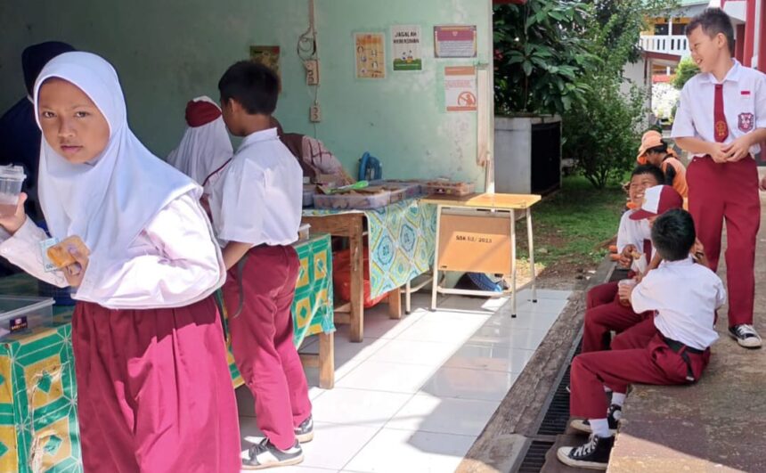 murid di SDN 01 dan SDN 02 Susukan, Kecamatan Ciracas, Jakarta Timur, saat jajan makanan dan minuman pada jam istirahat di kantin sekolah, pada Selasa (7/1/2025). Foto: Ist