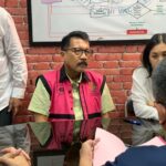 Proses penyerahan tersangka Zarof Ricar oleh penyidik pidana khusus Kejaksaan Agung kepada Jaksa Penuntut Umum (JPU) Kejaksaan Negeri Jakarta Selatan. Foto: Puspenkum Kejaksaan Agung